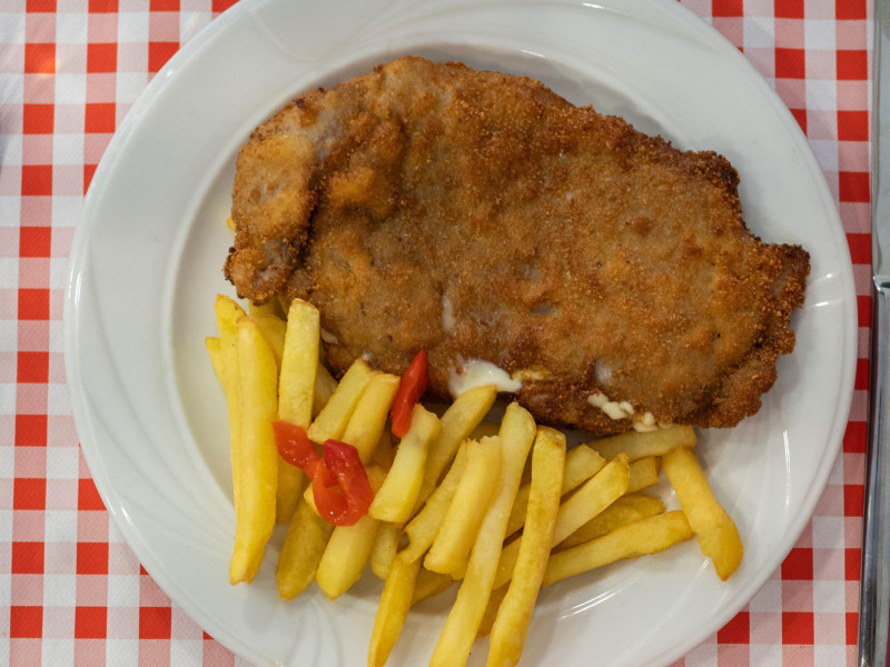 Un delicioso cachopo de ternera relleno de jamón y queso, con un crujiente rebozado. Plato tradicional asturiano.