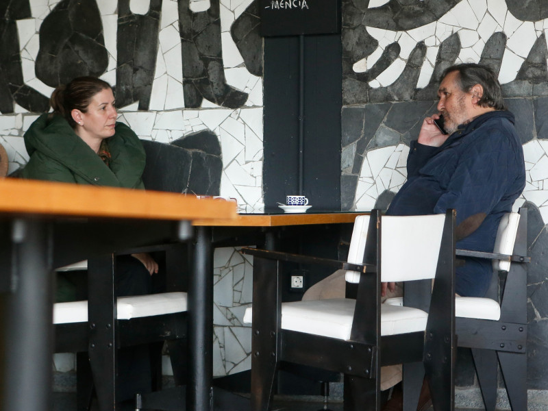 El propietario de Sargadelos, Segismundo García, charla en la cafetería del complejo industrial con la alcaldesa de Cervo, Dolores García, en la mañana del jueves 3 de abril de 2025lu