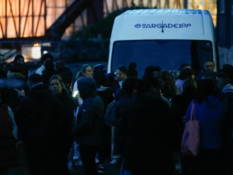 Trabajadores a las puertas de Sargadelos
