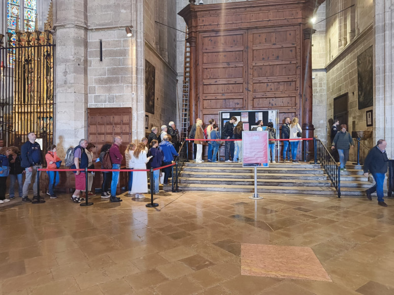 Cola para subir a ver las terrazas de la Catedral de Mallorca.