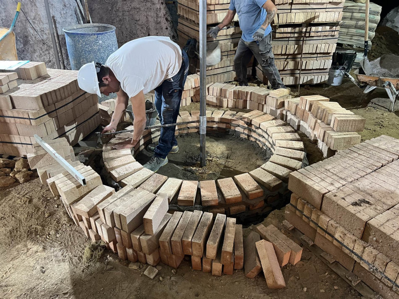 Construcción de uno de los pilares de la cueva intervenida
