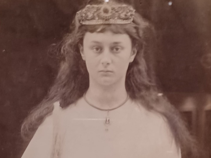 Alice Liddell como santa Inés