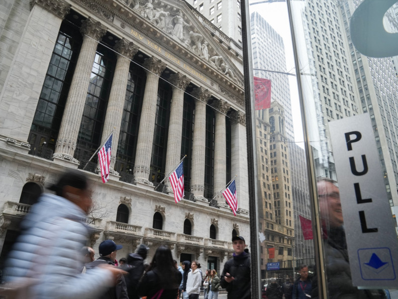 Los peatones pasan junto a la Bolsa de Valores de Nueva York mientras las acciones caen en Wall Street mientras los amplios aranceles de Trump sacuden los mercados globales el 3 de abril de 2025 en Nueva York.