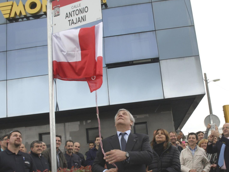 Antonio Tajani descubre la placa con su nombre en una calle de Gijón