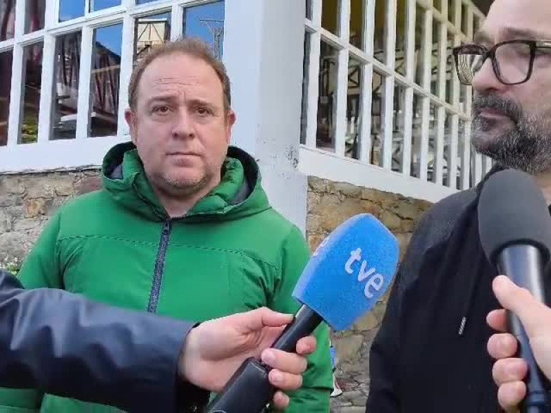 José Antonio Zan y Xorxe Caldeiro comparecieron ante los medios de comunicación a las puertas de la fábrica de Sargadelos