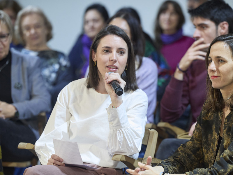 Archivo - La secretaria política de Podemos y eurodiputada, Irene Montero (i), y la secretaria general de Podemos y diputada, Ione Belarra (d), durante un acto de Podemos, en el espacio Próxima Estación, a 6 de marzo de 2025, en Madrid (España).