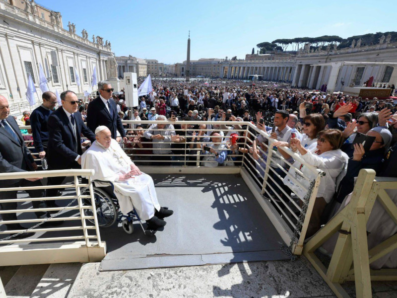 El Papa Francisco junto a los peregrinos en el Jubileo de los Enfermos y los Sanitarios