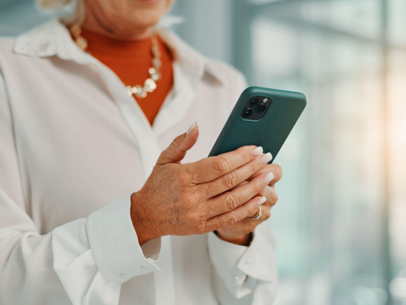 Manos, teléfono inteligente e investigación en la oficina, en línea y monitoreando las redes sociales