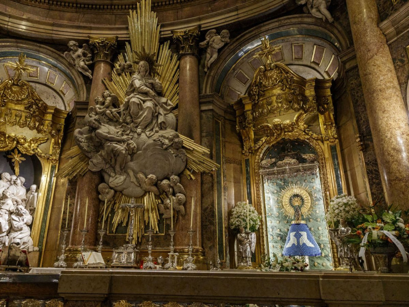 Imagen del interior de la Basílica del Pilar.