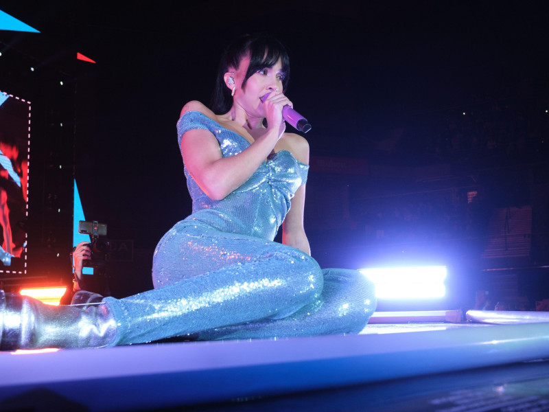 La cantante Aitana Ocaña actúa durante el concierto del 11 Reasons Tour en el Wizcenter de Madrid