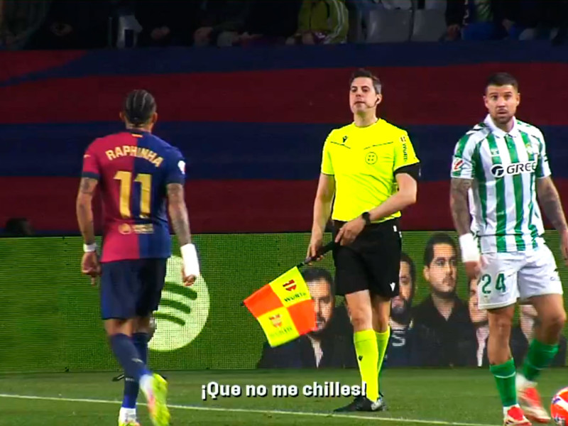 El linier del Barça-Betis le dice a Raphinha que no le chille