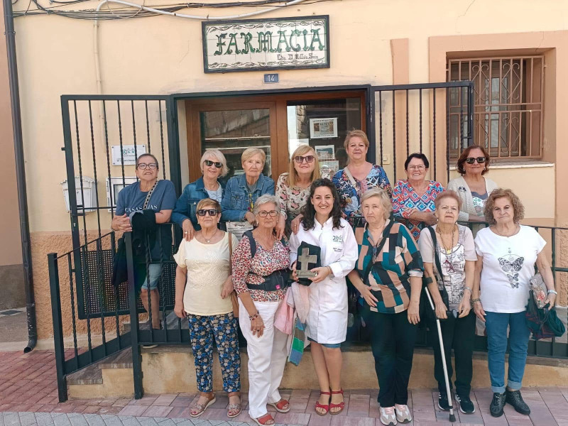María Amparo, farmacéutica de Casas Bajas junto a vecinas