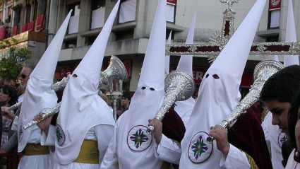 Nazarenos con capirotes en una imagen habitual de la Semana Santa de Sevilla