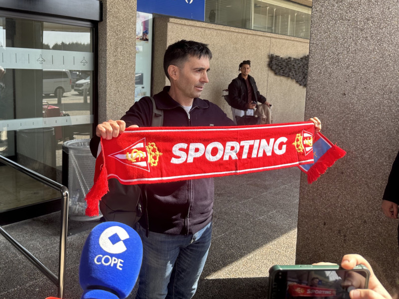 Asier Garitano posa con la bufanda del Sporting de Gijón