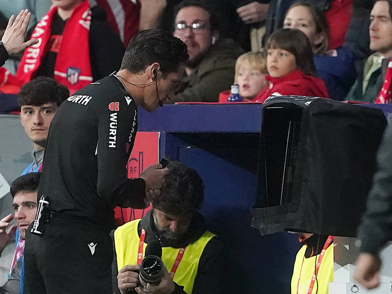 Munuera Montero, durante una revisión de VAR en LaLiga
