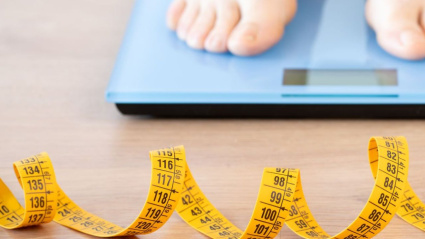 Un persona se pesa en una báscula