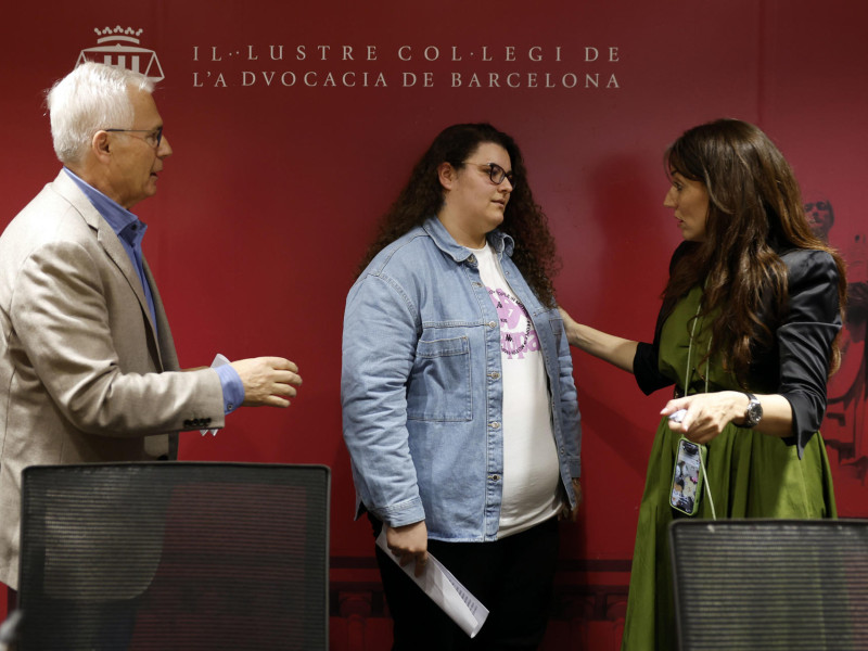 La joven catalana Fàtima Ofkir, amnistiada por el sultán de Omán tras siete años en prisión por una condena a cadena perpetua por tráfico de drogas, junto al juez Baltasar Garzón, quien ha intercedido para lograr su liberación, y su abogada, Mònica Santiago (d), durante la rueda de prensa que ha ofrecido en Barcelona tras su regreso a España el pasado domingo.