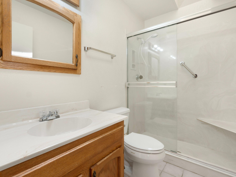 Una vista interior del baño de una casa.