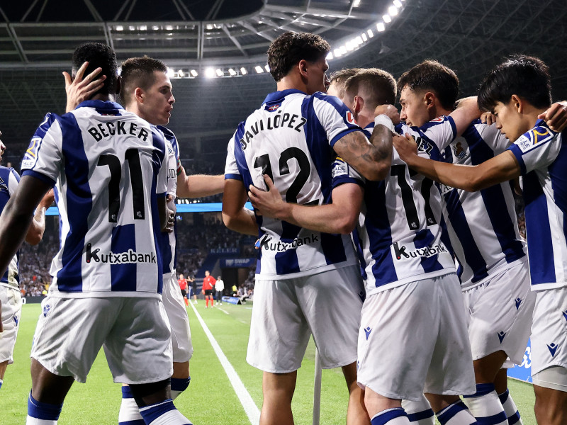 Los jugadores de la Real Sociedad celebran un gol en Anoeta
