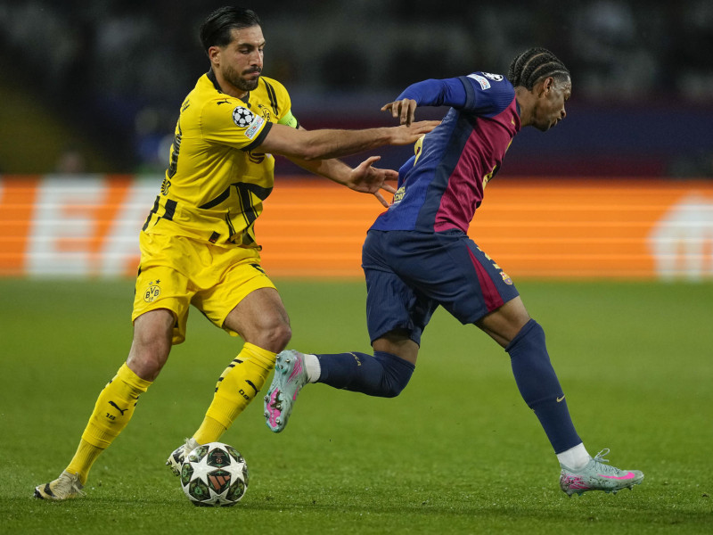 El defensa del FC Barcelona, Alejandro Balde (d), disputa el balón ante el defensa del Borussia, Emre Cam, durante el encuentro correspondiente a la ida de los cuartos de final de la Liga de Campeones que disputan hoy miércoles FC Barcelona y Borussia Dortmund en el Estadio Olímpico de Montjuic, en Barcelona