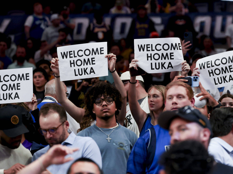 Los aficionados de los Mavs elogiando a Doncic