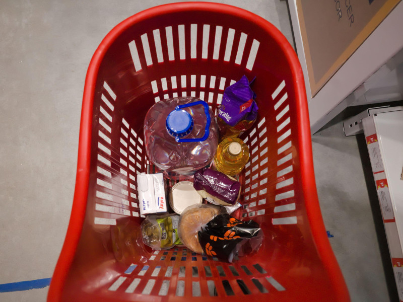 Carro de la compra con productos básicos.