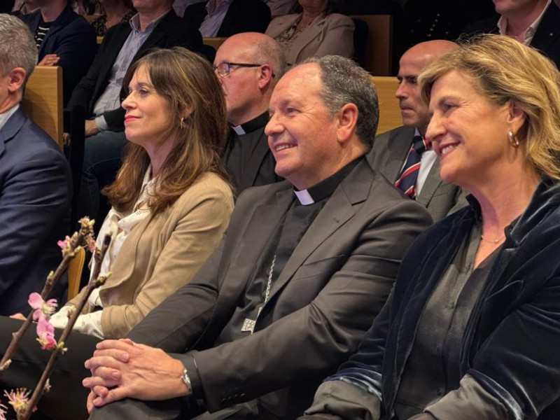 Maider Etxebarria, alcaldesa de Vitoria, Juan Carlos Elizalde, obispo de Vitoria y Ana González, directora de COPE Euskadi