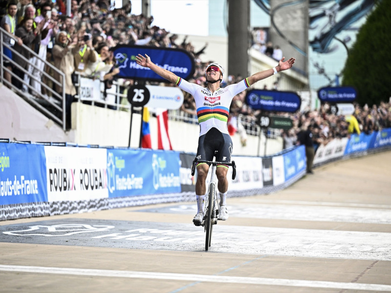 El ciclista holandés Mathieu Van Der Poel del UCI WorldTeam Alpecin-Deceuninck celebra al cruzar la línea de meta para ganar la 121ª edición de la carrera ciclista clásica de un día París-Roubaix, de 260 km entre Compiegne y Roubaix.