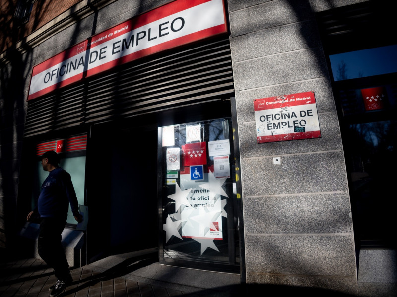 Un hombre en la entrada de una oficina del SEPE