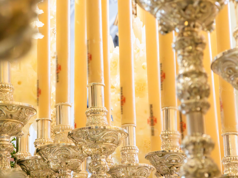 La cera ilumina los pasos de la Semana Santa