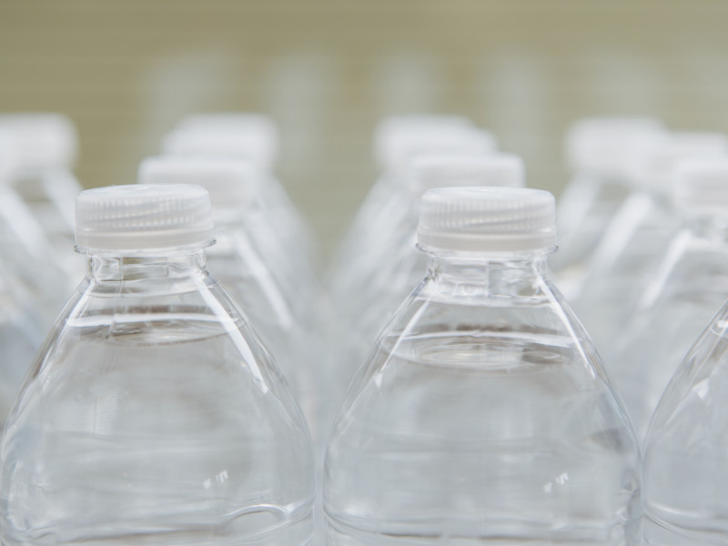 Agua embotellada.