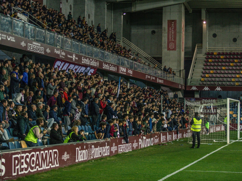 Afición del Pontevedra en las gradas de Pasarón