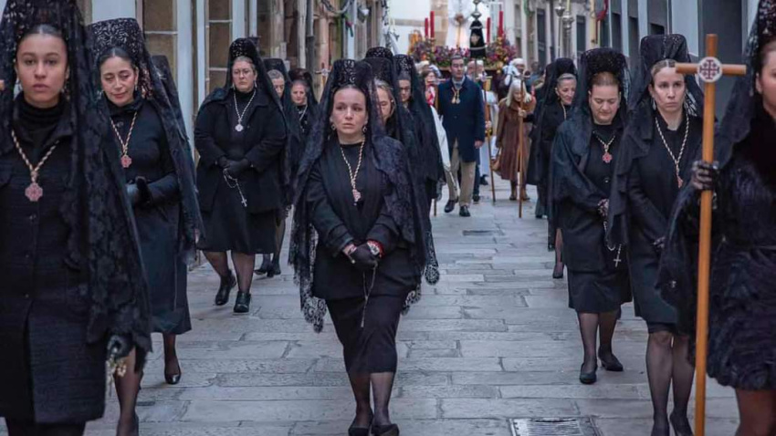 Grupo de Mantillas de la Cofradía de Nuestra Señora de la Soledad y el Santo Entierro