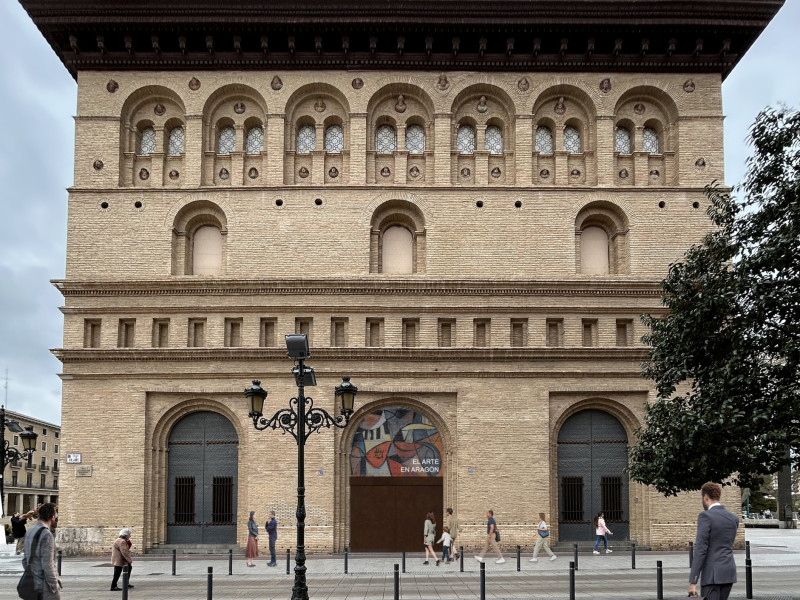 Imagen exterior de la Lonja de Zaragoza.