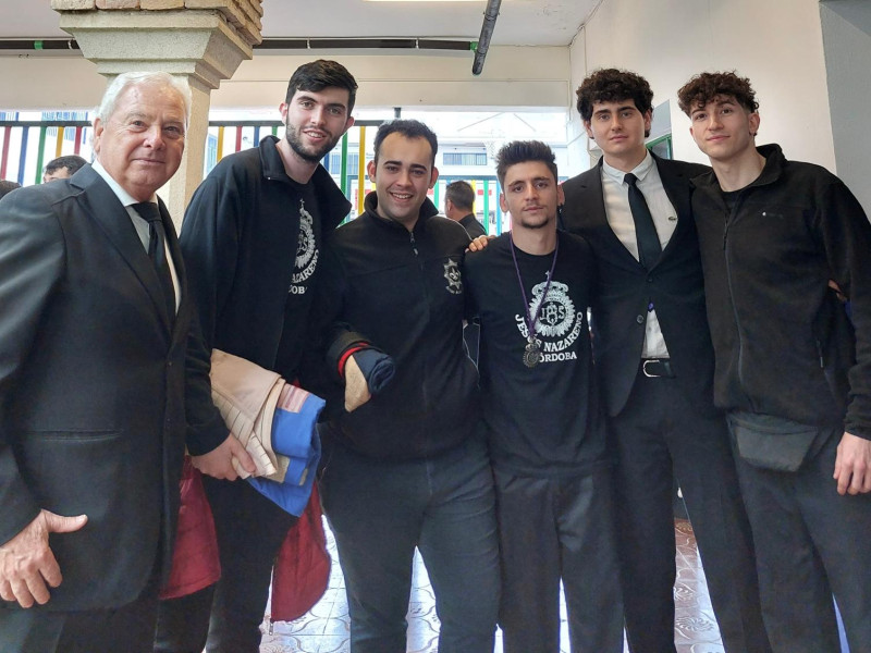 José Luis a la izquierda, junto a costaleros de la Hermandad del Nazareno, y su nieto.