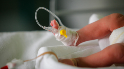 Va al hospital en Madrid porque el bebé no coge peso y el diagnóstico le convierte en una "heroína" 12 años después