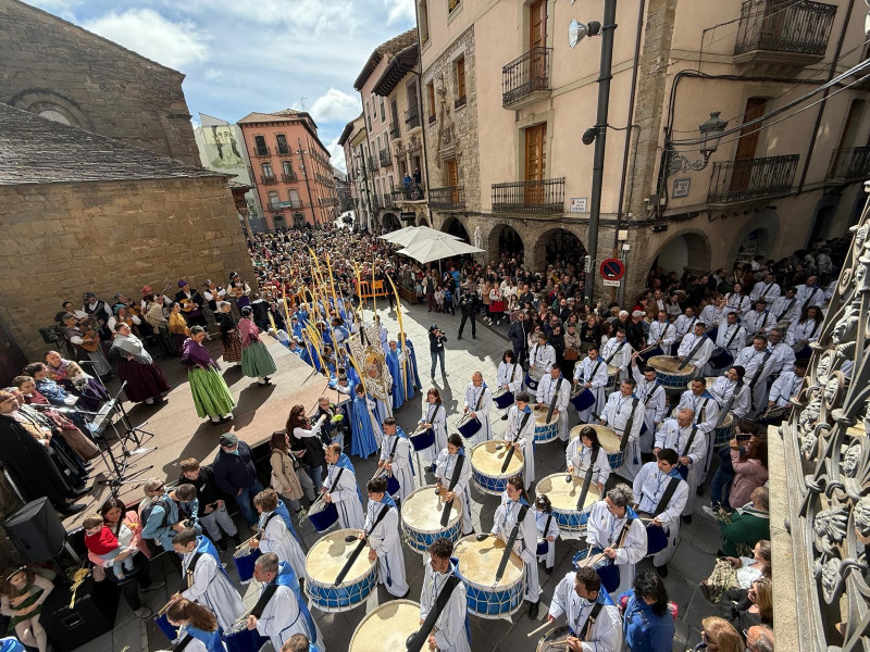 La banda llegando a la plaza de la Catedral