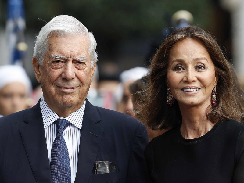 Mario Vargas Llosa, con su entonces pareja, Isabel Preysler, a las puertas del Teatro Campoamor, antes de la ceremonia de entrega de los Premios Princesa de Asturias de 2018