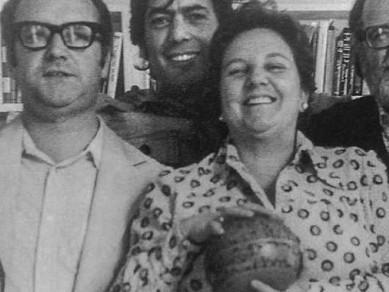 Carmen Balcells, rodeada de figuras literarias, entre otras, Vargas Llosa y García Márquez.