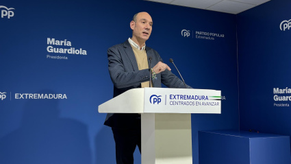 El portavoz del PP de Extremadura, José Ángel Sánchez Juliá, en rueda de prensa
