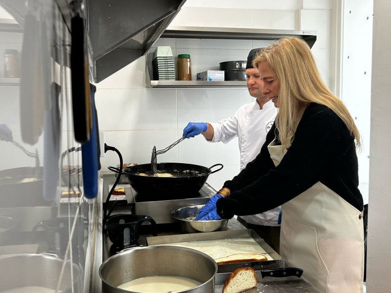 La consejera de Hacienda, Rocío Alber friendo unas torrijas en el acto que se ha celebrado este lunes