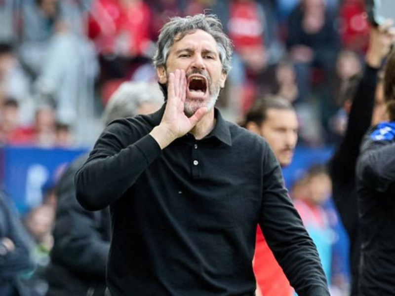 Vicente Moreno, entrenador de Osasuna, dando instrucciones en El Sadar