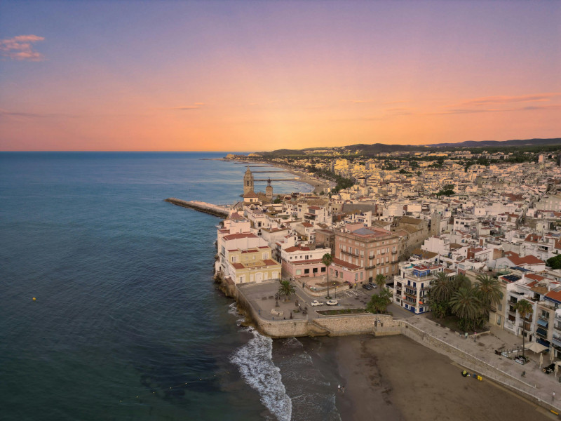 Las playas catalanas, en la cima del turismo veraniego: reconocimiento internacional e inicio de temporada en Barcelona