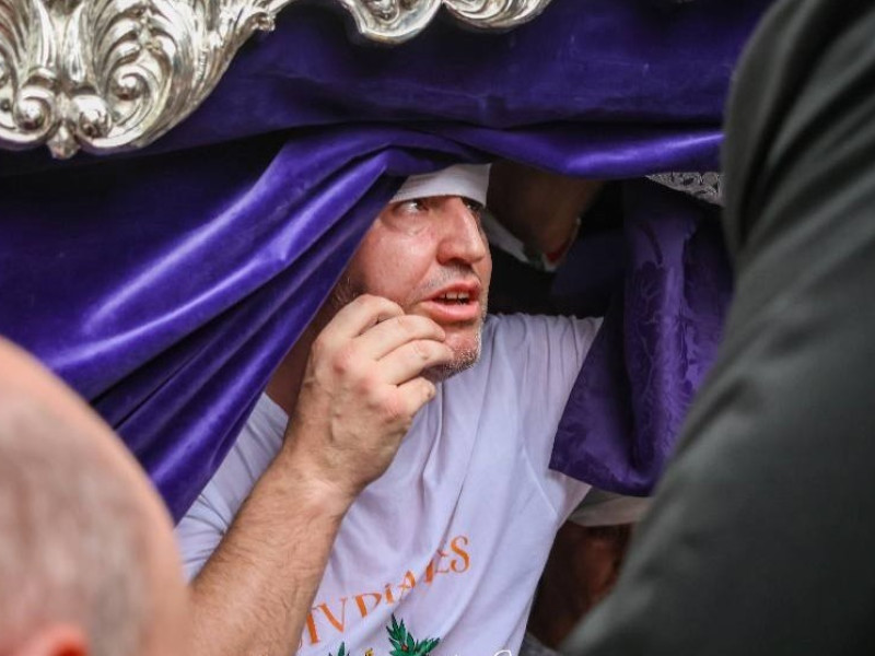 Costalero de los Estudiantes cargando el Paso
