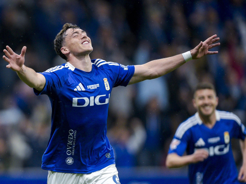 Fede Viñas celebra su primer gol con el Real Oviedo