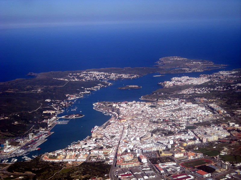 Vista del puerto de Mahón, en Menorca, y de su puerto