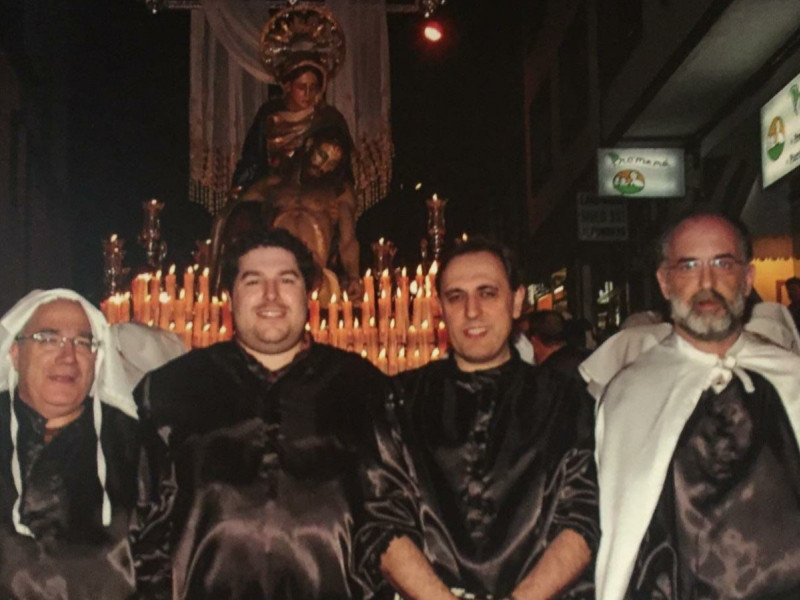 Luis con su padre y otros hermanos de cofradía