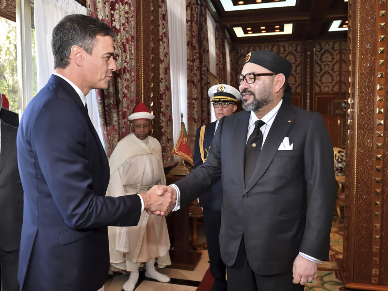 This photo provided by the Moroccan Royal Palace shows Spanish Prime Minister Pedro Sanchez, left, greeted by Moroccan King Mohammed VI prior to their lunch at the Royal Palace in Rabat, Morocco, Monday, Nov. 19, 2018. Sanchez urged greater cooperation on migration while making his first visit Monday to Morocco, a jumping-off point for a growing number of migrants trying to reach Spain and get a foothold in Europe. (Moroccan Royal Palace via AP)