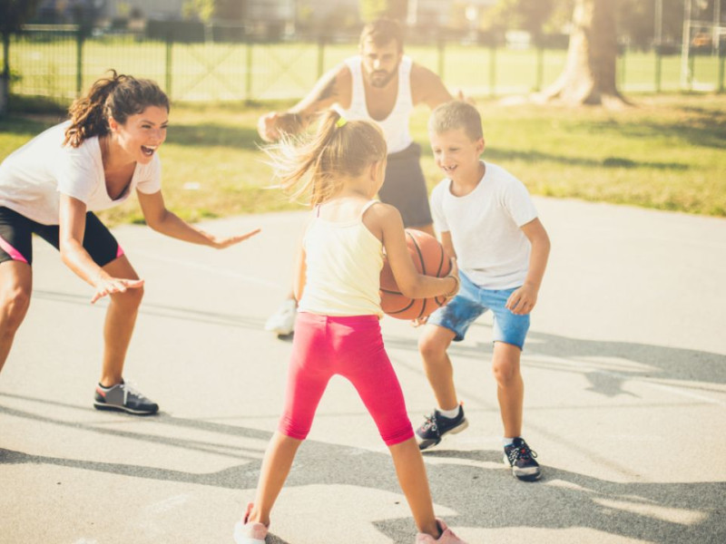 Deporte en familia, disfrutando jugando a baloncesto