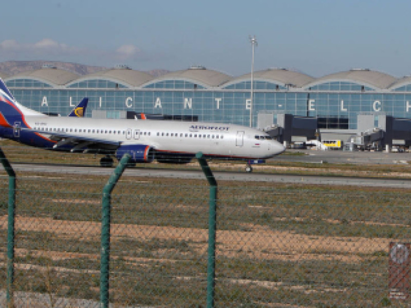 Reino Unido invade Alicante: medio millón de británicos aterrizan solo en marzo